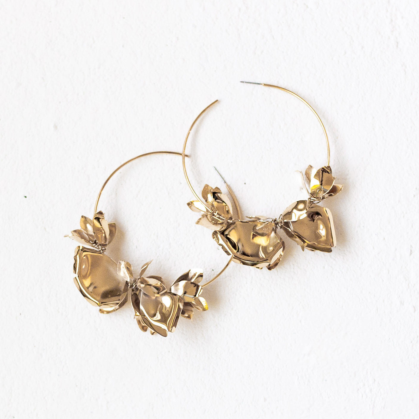 A.B. ELLIE (エイビーエリー)】ピアスBOTANICAL SMALL HOOP EARRINGS – Brillar